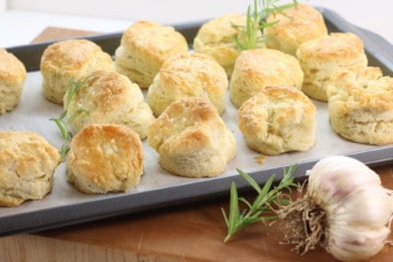 Try these homemade biscuits flavoured with rosemary and garlic tonight! Easy to prepare in 20 minutes.