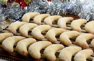 A lightly vanilla and almond flavored Christmas cookie. This German vanillekipferl recipe will quickly become a a holiday favorite!