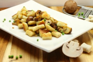 homemade potato gnocchi with mushrooms and peas, a delicious and easy meal!