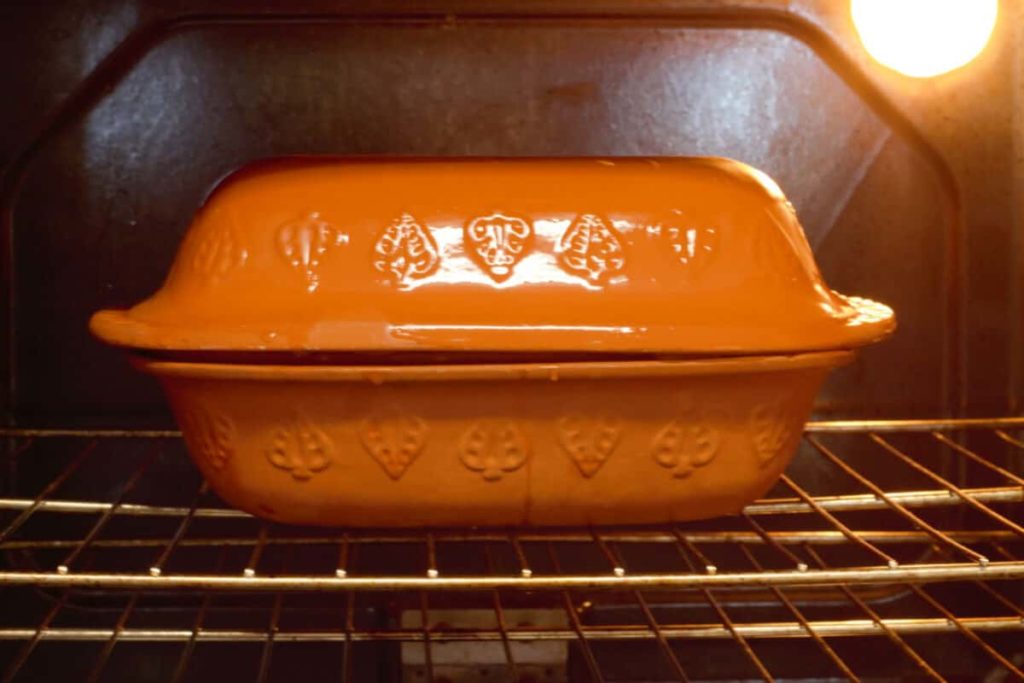 gefüllter Tonbäcker, der in einen kalten Ofen geht