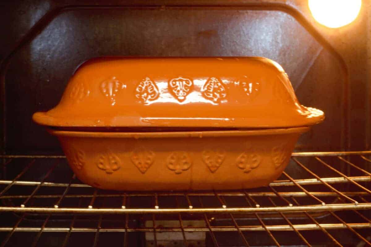 https://www.earthfoodandfire.com/wp-content/uploads/2021/02/placing-clay-pot-in-cold-oven.jpg